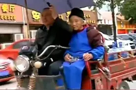 儿子用铁链把88岁老母亲拴在路边，为何周边人还说他是大孝子呢？图片
