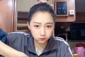 仅看关晓彤已很香，再看饭桌全景，原谅我流下了“没出息”的口水图片