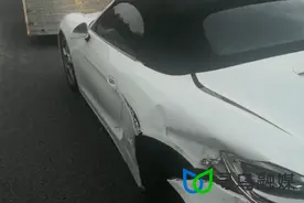 雨天路滑出事故 交警提醒谨慎慢行图片