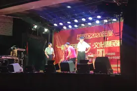 在泰安：政府组织文化下乡演出，村里男女老少全到齐图片