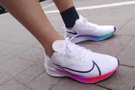 新年穿新鞋！盘点十五款出街兼实战的性能跑鞋图片