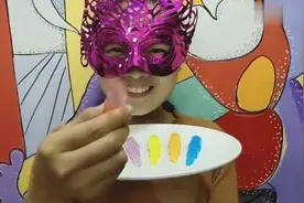 妹子试吃“口红果冻”，精致小巧，不同颜色不同味道，你喜欢吗？视频封面