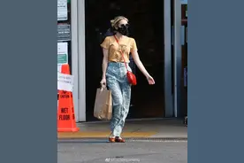艾玛·罗伯茨现身街头，“露西”汗衫搭高腰碎花长裤，少女感满满图片