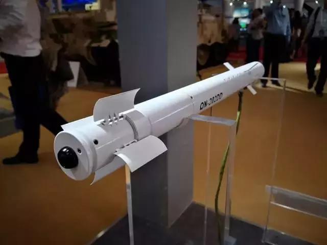 1发不够？再来5发！中国迷你单兵导弹一人带6发专教狙击手做人