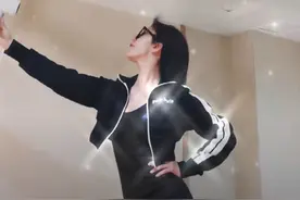 33岁赵奕欢站马桶上唱歌，超短裙舞姿妖娆，曾狂热操控男友减肥图片