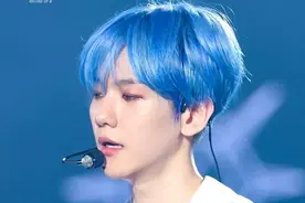 EXO首尔演唱会，蓝发的伯贤是仙子下凡吗？这是什么神仙颜值图片