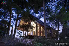 这些人比较大胆，在海边附近就建造这样的模块化木房子。图片