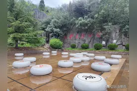 长虫山开放了，这是昆明人喜欢去的地方，雨天里爬山的人依然很多图片