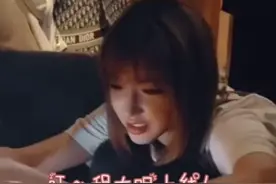女明星谜之宠物，手拿蜥蜴当玩具，送900万粉丝福利开心到模糊图片