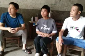 石花镇四中：教师暑假家访忙图片