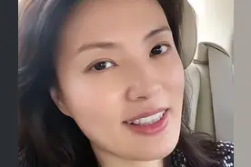 央视主持人刘芳菲晒素颜照，看中医疑似身体抱恙，被指撞脸徐冬冬图片