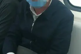 郑州一男子在地铁车厢中吸烟，女孩挺身而出劝阻反被骂图片