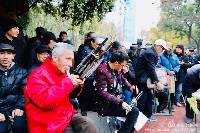 高手在民间，演出自娱自乐，洛阳周王城广场民间曲艺乐园