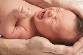 为什么婴儿一出生就哭？不哭也要打哭？看完再也不心疼娃了…图片