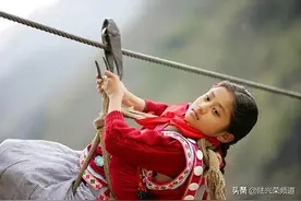 在云南，400名小学生有18个靠溜索过江上学，有双鞋就很幸福图片