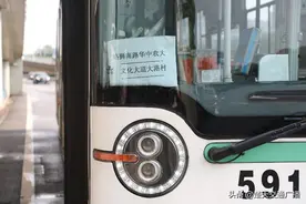 武汉市洪山区开通两条临时公交摆渡车 保障市民交通出行图片