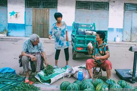 卖菜老人的摊位上，摆着二维码却不用来收钱，背后的原因让人心酸图片