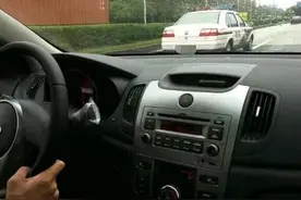 汽车后备箱放矿泉水被罚200元，车主说：啥都不能放我买车干啥图片