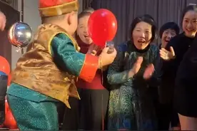 宝宝抓周二三事，熊孩子没一个让家长省心的，哈哈哈图片