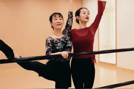 55岁的阿姨跳中国舞美成18岁少女，她说她今年才“1岁”图片