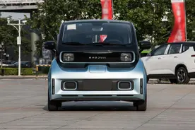 外观时尚大气，省钱好开好停车，空间更大的代步车，实拍宝骏E300图片