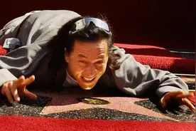 不爱读书爱练武，成龙一辈子最感激陈自强，为何会因古龙而痛哭？图片