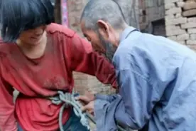 七旬光棍老人捡了个年轻姑娘，他们生的儿子让人看了心疼图片