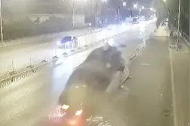 酒驾套牌撞护栏持刀烧车，这位司机，还有什么是你不敢的？视频封面