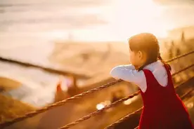 被父母忽视的小孩，内心更早熟图片