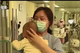 怀抱孩子查房的照片暖化朋友圈！7个月宝宝还有45个“临时爸妈”照顾图片