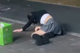 湖南：女大学生失恋约闺蜜街头喝酒，两人不胜酒力没办法独自回家图片