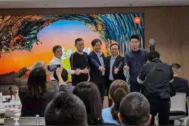网传雷军与李斌、李想、何小鹏、王传福合影照片，小米内部人士：华夏同学会聚会，雷军做东图片