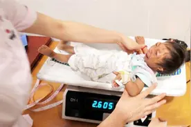 小女孩一出生就像“小猴子”，马戏团花重金购买，母亲会怎么做？图片