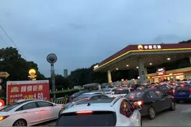 加油站员工月薪在2000左右，为啥有人一干就10年？加油员说出实话图片