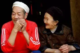 重庆19岁小伙与大10岁寡妇私奔，藏在深山50年，徒手凿6208级天梯图片