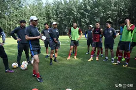 河南建业公开训练阿布拉汗刘斌亮相 球员玩手抛球似美式橄榄球图片