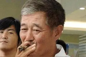 身价过亿的明星吸啥烟？赵本山的最贵，看到冯小刚黄渤：出乎意料图片