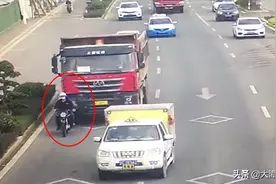惊险！大货车变道，摩托车被“逼”进车轮下图片