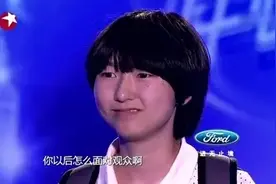 17岁小姑娘背着书包上台，紧张到让评委转身，一开口太有力量了图片