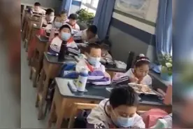 小学生因“错峰吃饭”走红，一排吃一排看，网友：画面太“残忍”图片
