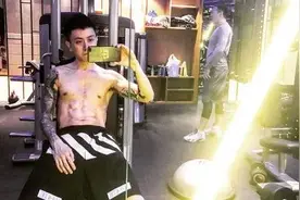 "沪上皇"富二代秦奋豪车"炸街"去健身房,穿"飞豹xie"走红,售6W双图片