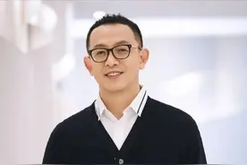 昔日芒果台一姐近照，51岁仍气质出众，与洪涛同框似2代人图片