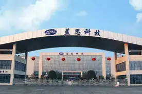 父亲残疾，母亲早逝，湖南妹子从流水线工人逆袭成“女首富”图片