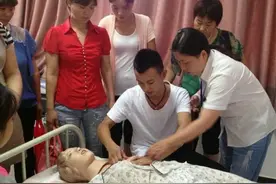 男性催乳师"越来越火"，年轻宝妈鼓起勇气尝试，过后感觉：吃亏图片
