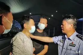 我找了你20年！头发都给我找白了！图片