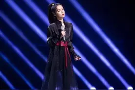 她长相自带柔弱滤镜，可柔弱中带着倔强气图片