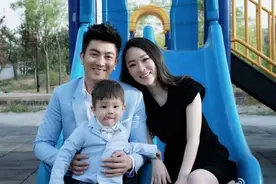 霍思燕被曝夜会神秘男，车内吞云吐雾像老手，随手抖烟头素质被批图片