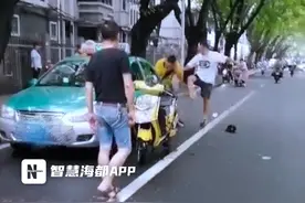 事发福州交通路！只因行车起口角，的士司机与外卖小哥大打出手图片