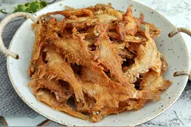 炸鱼时用面粉和鸡蛋？都不对，只需加点它，外酥里嫩，凉了也酥脆图片