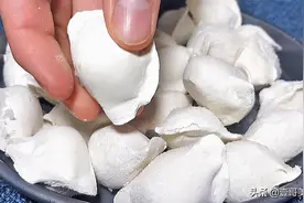 煮饺子，冷水下锅还是开水下锅？大厨教你正确做法，不破皮不露馅图片